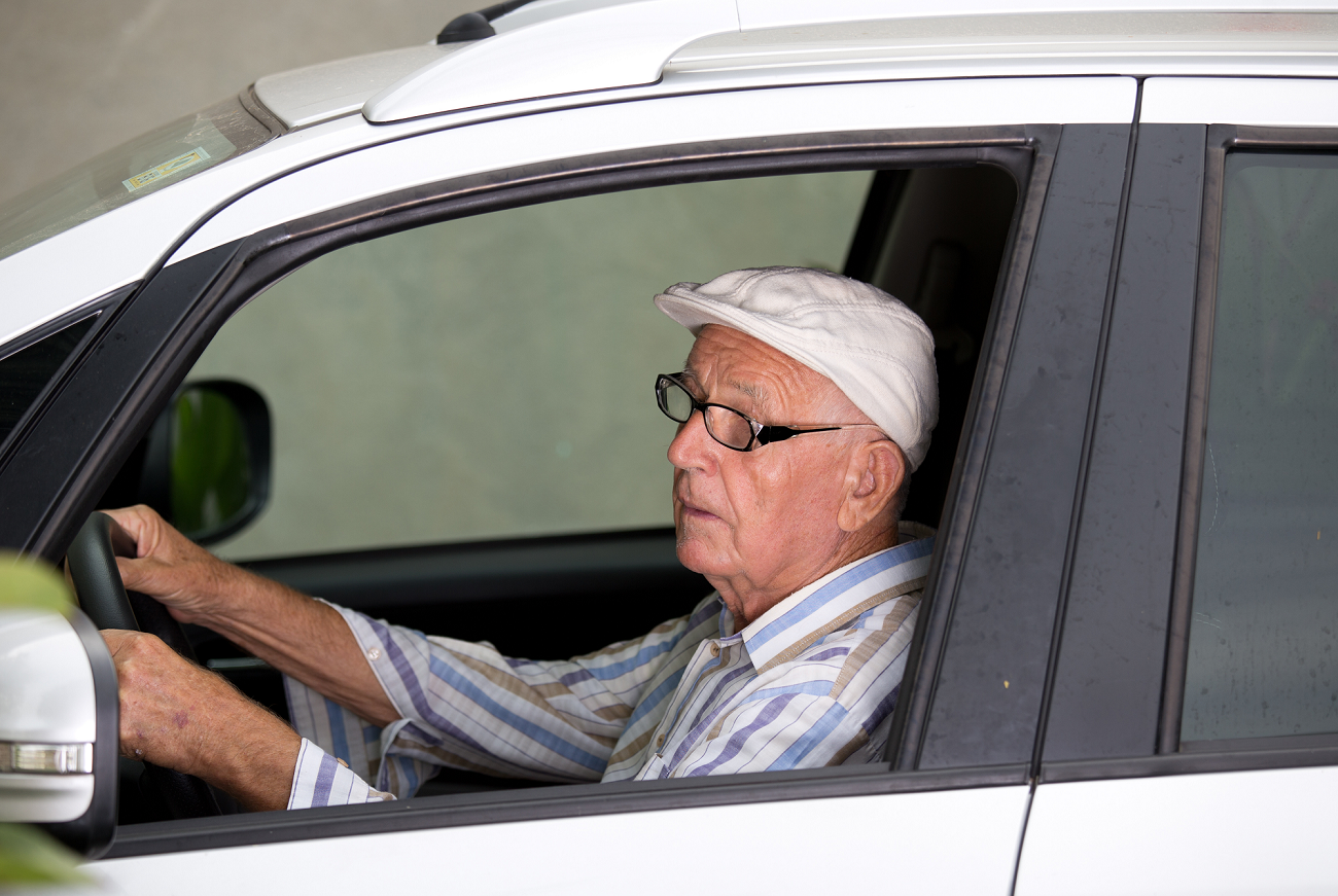 Driving older. Пенсионеры на авто. Пенсионер за рулем. Машина для пенсионеров. Пенсионеры путешествуют на машине.