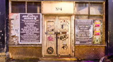 Jonathan ford – Unsplash – Club Door