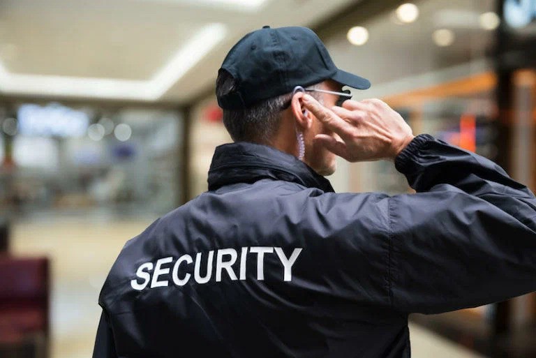 A security officer managing crisis with basic emergency response skills