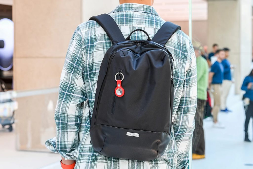 A guy using Apple AirTag to track his bag